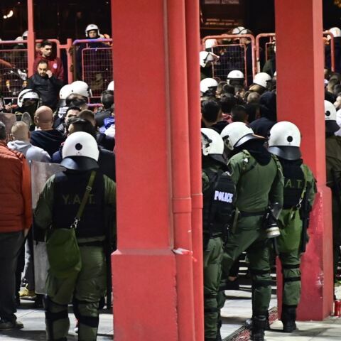 Διασωληνωμένος ο 31χρονος αστυνομικός που τραυματίστηκε από ναυτική φωτοβολίδα