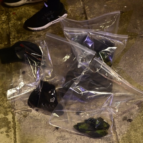 Ευρήματα των αρχών στο γήπεδο μετά τα επεισόδια που οδήγησαν στον σοβαρό τραυματισμό του 31χρονου αστυνομικού - Σε σακουλάκια τα ευρήματα