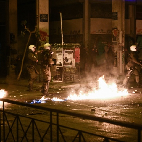 Μολότοφ κατά αστυνομικών στα Εξάρχεια