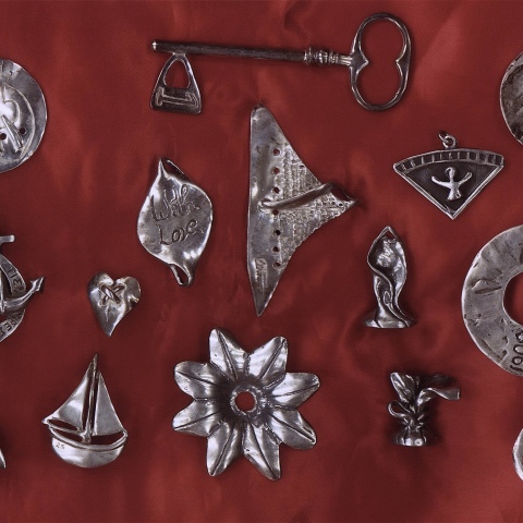 Τα γούρια του Μάριου Βουτσινά και τα κοσμήματα που κατασκευάζει εμπνευσμένα από μοτίβα κοστουμιών του Εθνικού Θεάτρου.  