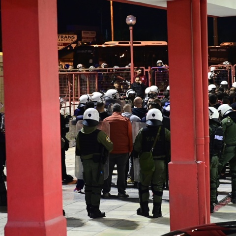 Επεισόδια στο Ρέντη: Ποινική δίωξη σε βάρος του 18χρονου που εκτόξευσε τη φωτοβολίδα στον αστυνομικό