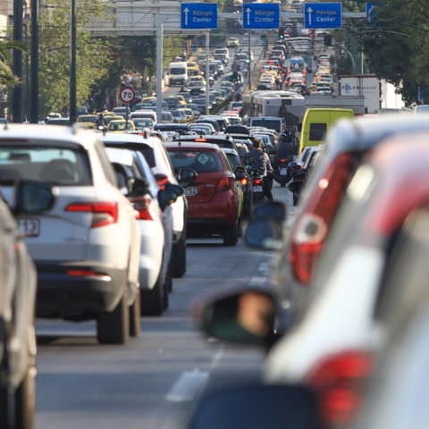 Αυτοκίνητα σε στοίχους λόγω κίνησης σε κεντρικό δρόμο της Αθήνας