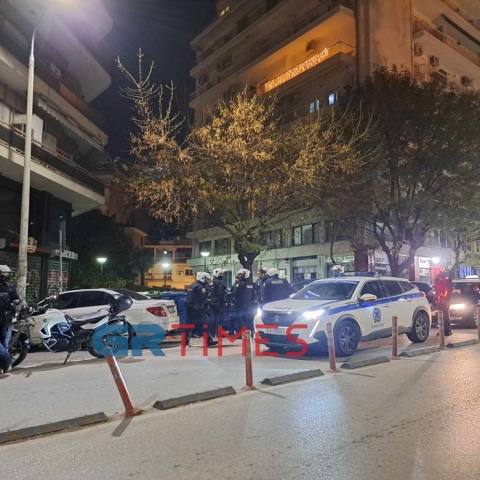 Αστυνομικοί σε δρόμο έξω από το ΑΠΘ