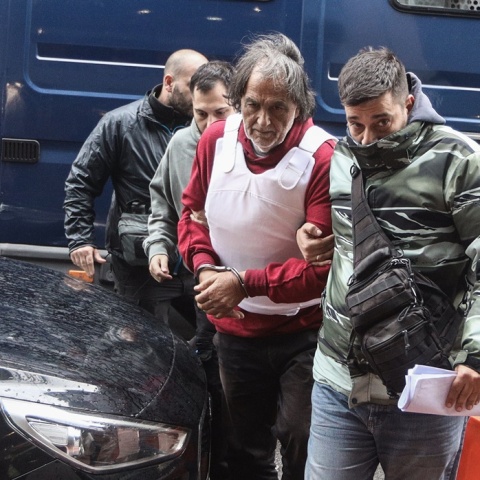 Ο γυναικοκτόνος της Σαλαμίνας κατά τη μεταφορά του στα δικαστήρια του Πειραιά