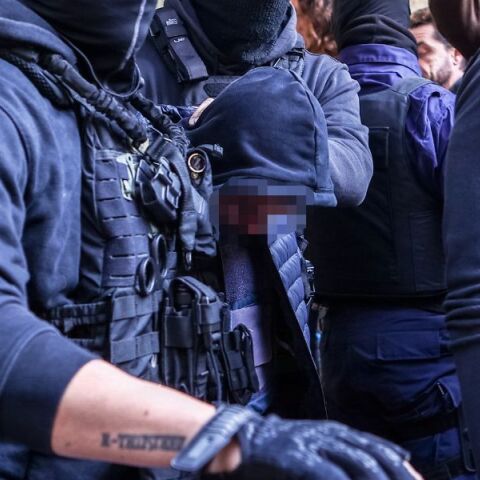 Οι δηλώσεις της μητέρας του νεαρού που πέταξε τη ναυτική φωτοβολίδα και τραυμάτισε τον αστυνομικό