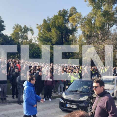 Επεισόδια στου Ρέντη: Συγκέντρωση διαμαρτυρίας από τους αστυνομικούς, για τον τραυματισμό του 31χρονου συναδέλφου τους που χτυπήθηκε από ναυτική φωτοβολίδα.