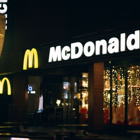 Σάλος με security των McDonald's - Πέταγε νερό σε υπνόσακου άστεγου - Δείτε βίντεο