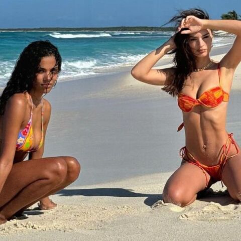 Έμιλι Ραταϊκόφσκι και Τίνα Κουνάκεϊ αγκαλιασμένες στην παραλία