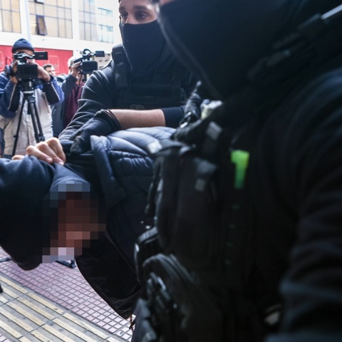 Ο 18χρονος που ομολόγησε ότι πέταξε τη φωτοβολίδα οδηγήθηκε στα δικαστήρια Πειραιά