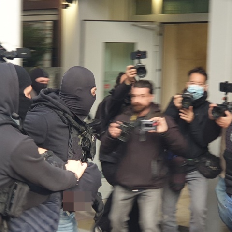 Ο 18χρονος που ομολόγησε ότι πέταξε τη φωτοβολίδα οδηγήθηκε στα δικαστήρια Πειραιά