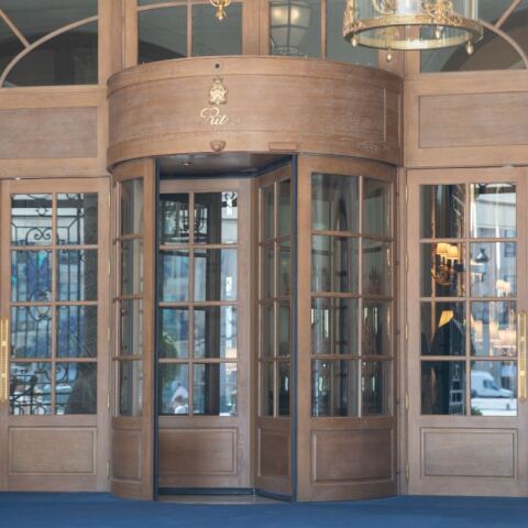 Βρέθηκε το δαχτυλίδι αξίας 750.000€ που είχε χαθεί στο Ritz του Παρισιού 