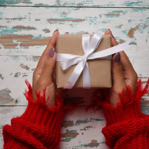 Ποιοι γιορτάζουν σήμερα 13 Δεκεμβρίου; Το εορτολόγιο της Athens Voice σου τους θυμίζει. Μην ξεχάσεις να τους δώσεις τις καλύτερες ευχές σου!