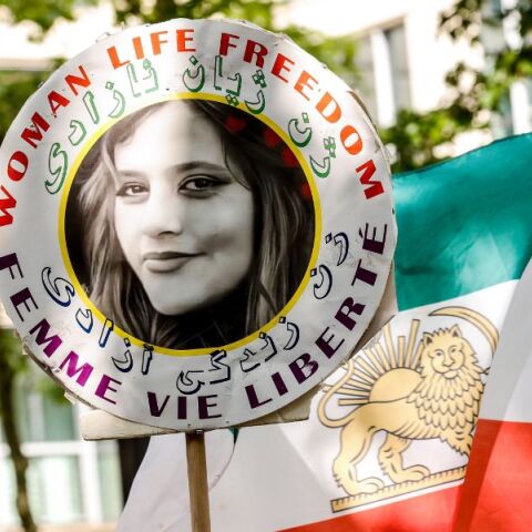 ΕΕ - Η Ιρανή Μαχσά Αμινί τιμήθηκε μετά θάνατον με το βραβείο Ζαχάροφ - «Σύμβολο ελευθερίας» η 22χρονη που πέθανε μετά τη σύλληψη από την αστυνομία ηθών.