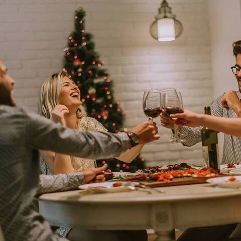 Τραπέζια χωρίς μόνες γυναίκες