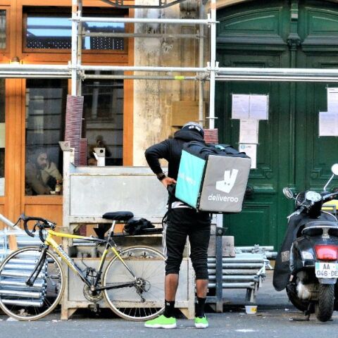 Η Ευρωπαϊκή Ένωση βελτιώνει τα δικαιώματα των εργαζομένων στις ψηφιακές πλατφόρμες - Υπολογίζονται σε 5,5 εκατομμύρια - Το περιεχόμενο της φιλόδοξης νομοθεσίας.