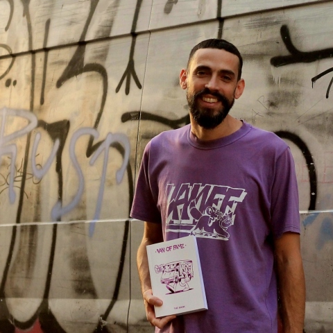 Van Of Fame: Ο ράπερ Φάνης Αφανής μιλάει στην Athens Voice για το βιβλίο του στο οποίο κατέγραψε τα γκράφιτι φορτηγά της Αθήνας.