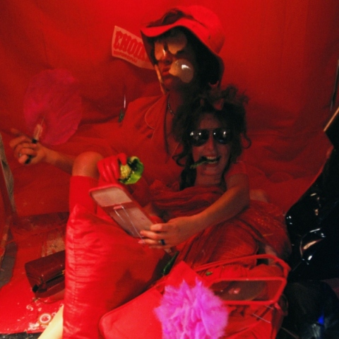 Λήδα Παπακωνσταντίνου: Φωτογραφία από περφόρμανς στο πλαίσιο της έκθεσης Το Κουτί, 1981 