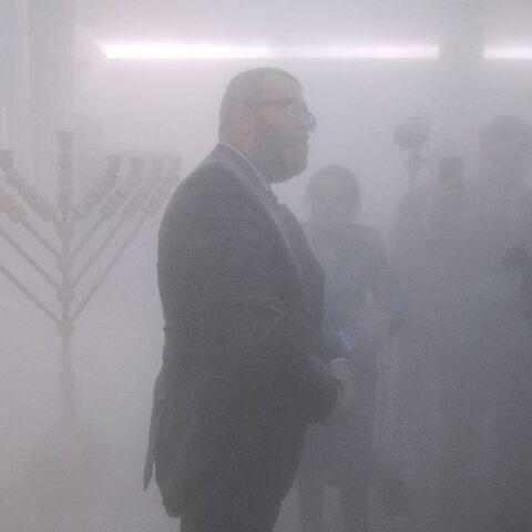 Πολωνία: Ακροδεξιός βουλευτής έσβησε με πυροσβεστήρα στη Βουλή τα κεριά για το Χανουκά - Αντιδράσεις μετά την αντισημιτική επίθεση.