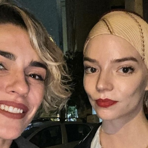 Κάτια Ταραμπάνκο: Ποζάρει με την Anya Taylor -Joy στην Αθήνα