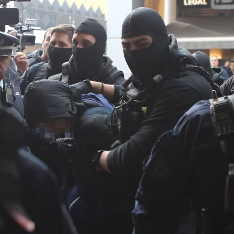 Απολογήθηκε ο 18χρονος που ομολόγησε πως έριξε τη φωτοβολίδα που τραυμάτισε τον 31χρονο αστυνομικό στο Ρέντη