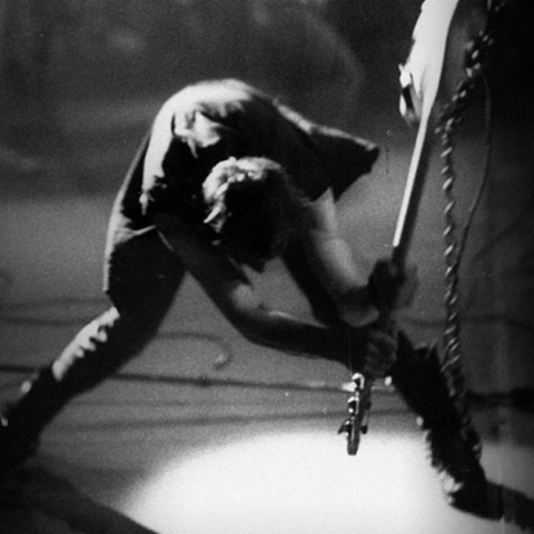 London Calling: Η ιστορία πίσω από τη φωτογραφία της Pennie Smith που έγινε εξώφυλλο στο άλμπουμ των The Clash - Το σπασμένο μπάσο του Paul Simonon.
