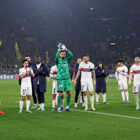 Οι παίκτες της Παρί Σεν Ζερμέν μετά την ισοπαλία με τη Ντόρτμουντ