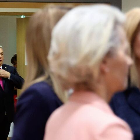 «Μήπως να πίνατε έναν καφέ έξω;»: Πώς κάμφθηκε το βέτο του Όρμπαν για την Ουκρανία