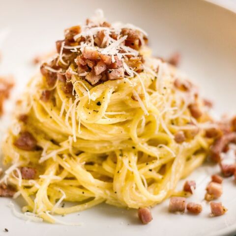 Ιταλία: Ο ιστορικός της γαστρονομίας Λούκα Τσεζάρι αντιμέτωπος με κριτική -  παρουσίασε αυτό που θεωρεί αυθεντική εκδοχή της καρμπονάρας.