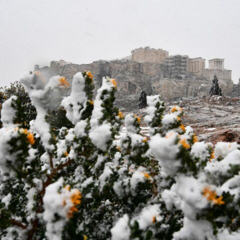 Έκτακτο δελτίο επιδείνωσης καιρού: Υποχωρεί κατά 6 με 8 βαθμούς η θερμοκρασία - Σε ποιες περιοχές της χώρας θα εκδηλωθούν καταιγίδες και χιόνια.