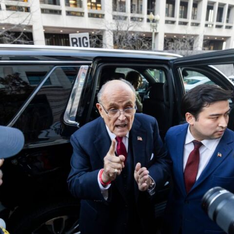 ΗΠΑ: Αποζημίωση 148 εκατ. δολαρίων καλείται να πληρώσει ο Ρούντι Τζουλιάνι - Κατηγόρησε δύο γυναίκες ότι νόθευσαν το αποτέλεσμα των εκλογών του 2020.