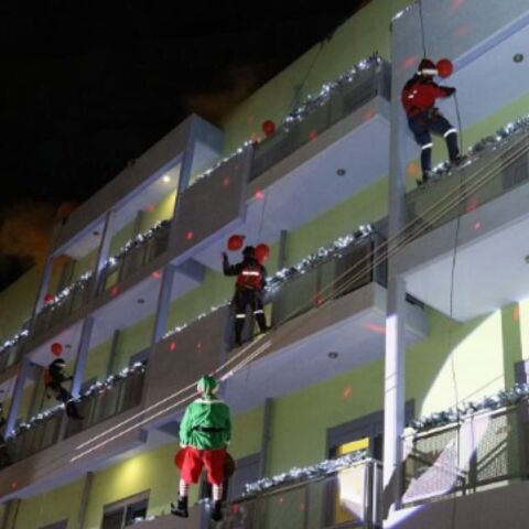 Ογκολογική Μονάδα Ελπίδα: Πυροσβέστες μοίρασαν δώρα στα παιδιά ντυμένοι άγιοι Βασίληδες 