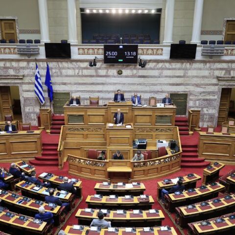 Σε εξέλιξη η συζήτηση για τον προϋπολογισμό στη Βουλή