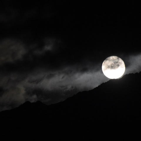 Πανσέληνος Δεκεμβρίου πίσω από τα σύννεφα