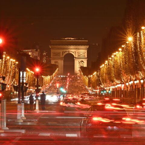 H ωραίοτερη περίοδος του χρόνου έχει φτάσει και οι πόλεις «φορούν» τα γιορτινά τους