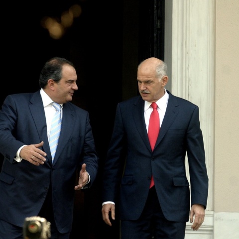 Οι πρώην πρωθυπουργοί Κώστας Καραμανλής (αριστερά) και Γιώργος Παπανδρέου (δεξιά) και η σημερινή κόντρα για τη χρεοκοπία της Ελλάδας