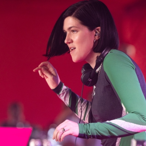 ΠΙΞΕΛ: Στα ακουστικά σε λούπα