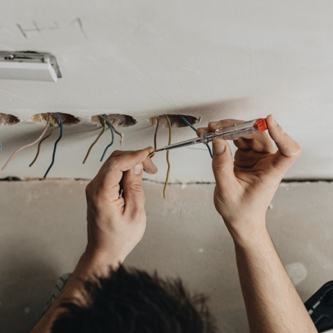 Άτομο με κατσαβίδι εγκαθιστά πρίζα