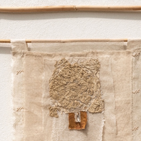 Η δαντέλα, 2023 της Ειρήνης Γκόνου. Βαμβακερή γάζα, τουλπάνι, μεταξωτό νήμα, καλάμι (45x50εκ.) 