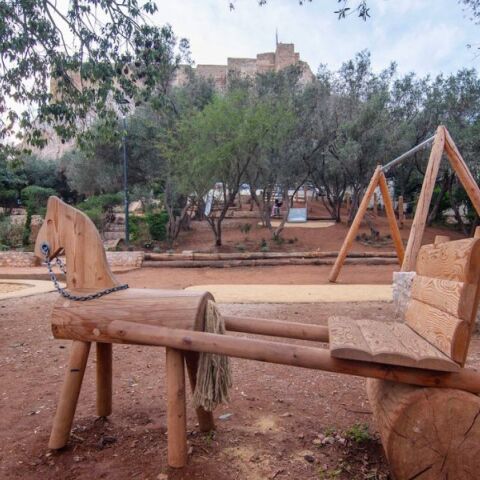 Δήμος Αθηναίων: Νέα, σύγχρονη και ασφαλής παιδική χαρά στην Ακρόπολη - Διαθέτει όργανα παιχνιδιού, υποδομές και πλήρη αστικό εξοπλισμό.