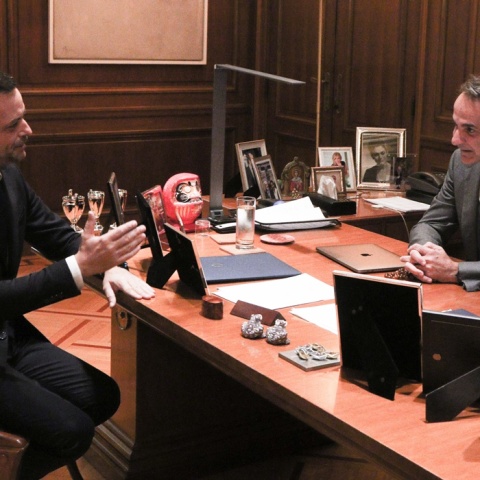 Ο νεοεκλεγείς δήμαρχος Αθηναίων Χάρης Δούκας (αριστερά) με τον πρωθυπουργό Κυριάκο Μητσοτάκη (δεξιά) σε πρόσφατη συνάντησή τους