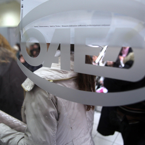 Η άδεια παραμονής στους μετανάστες υπό προϋποθέσεις, το επίδομα ανεργίας και η αεργία