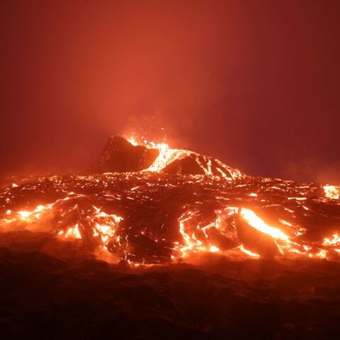 Εξερράγη το ηφαίστειο Ρέικιανες στην Ισλανδία - Ποτάμια λάβας παντού