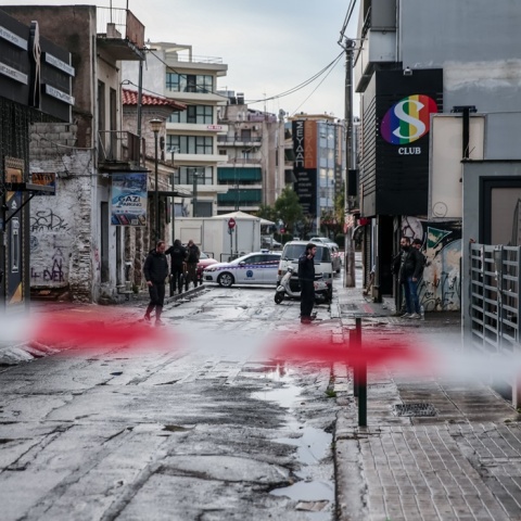 Το σημείο όπου έπεσαν οι πυροβολισμοί στο Γκάζι αποκλεισμένο με κορδέλα της αστυνομίας