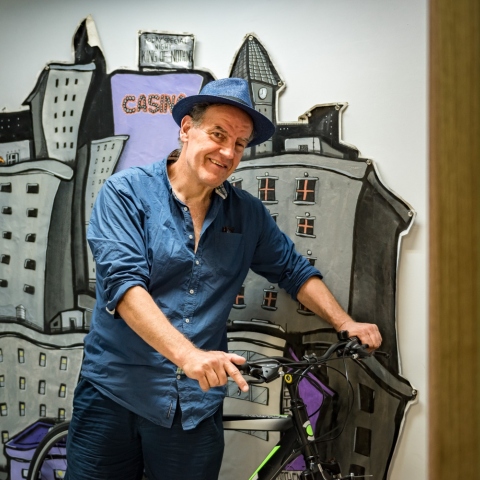 Συνέντευξη με τον συγγραφέα και δημοσιογράφο Δημήτρη Φύσσα για την επανακυκλοφορία του βιβλίου «Αυστηρώς ακατάλληλον», για τα τσοντάδικα της Αθήνας