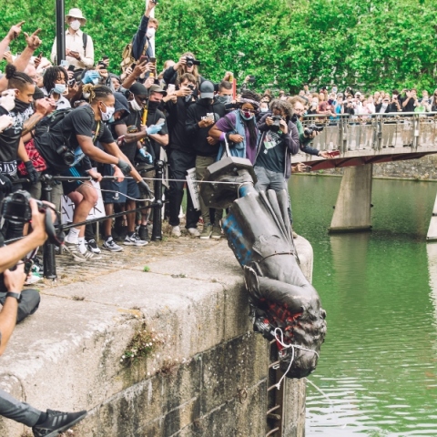 H πτώση των αγαλμάτων: Μπορεί το παρελθόν να διαγραφεί;   