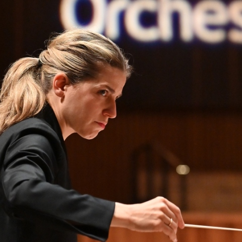 Η Carina Kanellakis διευθύνει την Φιλαρμονική του Λονδίνου