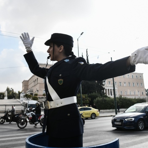 Τροχονόμος στο ειδικό βήμα που στήνεται τα Χριστούγεννα σε δρόμους εθιμοτυπικά