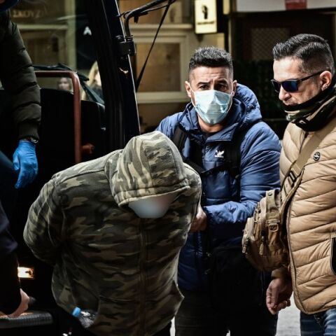 Κύκλωμα διακίνησης ναρκωτικών ουσιών: Προσωρινά κρατούμενοι οι 10 συλληφθέντες, μεταξύ των οποίων και οι δύο λιμενικοί που κατηγορούνται για εμπλοκή.