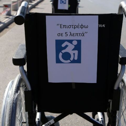 Λαμία: Οδηγός χτύπησε δημοτικό αστυνομικό - Αντέδρασε βίαια όταν δέχθηκε κλήση για παρκάρισμα σε διάβαση αναπήρων - Το χρονικό του επεισοδίου.