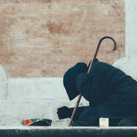 Γυναίκα επαιτεί σε δρόμο πόλης